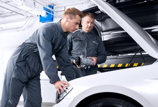 Techniker installieren einen Kompressor.