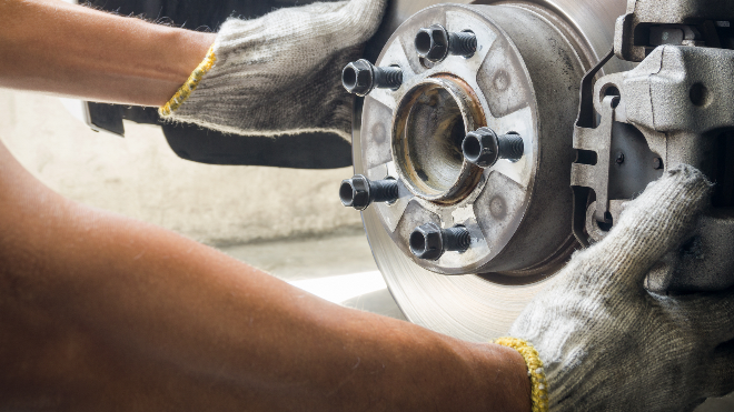 Delphi Technologies Technician fitting a brake disc.