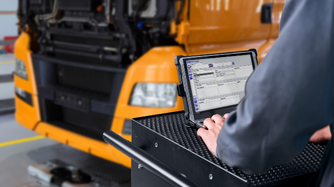 Technician using Delphi Technologies software to service a heavy duty vehicle.